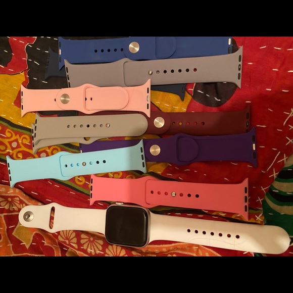 ❌❌SOLD❌❌Apple Watch 4 with new bands - Picture 1 of 1